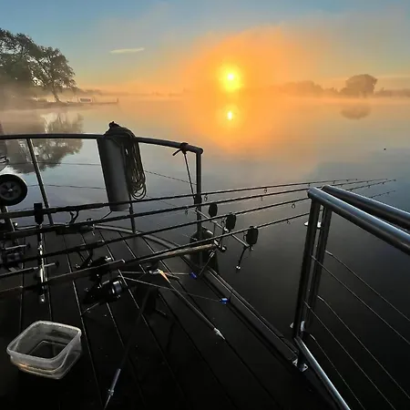 Botel Schwimmendes 4*